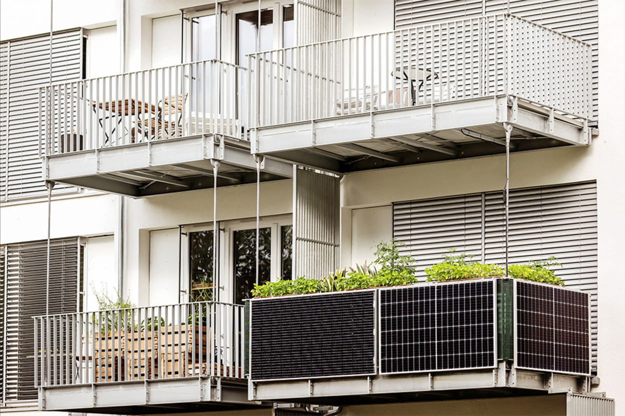 Balkon&shy;kraftwerk bei DAM Elektrotechnik GmbH & Co. KG in Bruchköbel