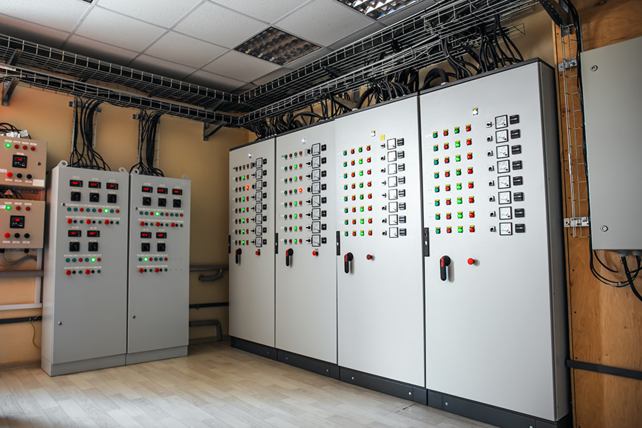 Schalt­anlagen­bau bei DAM Elektrotechnik GmbH & Co. KG in Bruchköbel